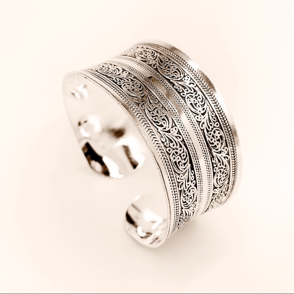 Stainless Steel Bangle Bracelet Women’s 1 Size - Picture 3 of 5